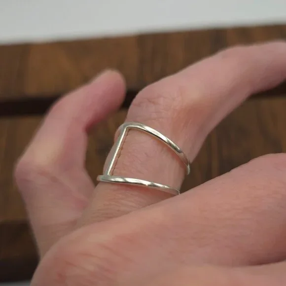 Size 7 925 Sterling Silver Simple Abstract Style Single Line Ring - Picture 2 of 7